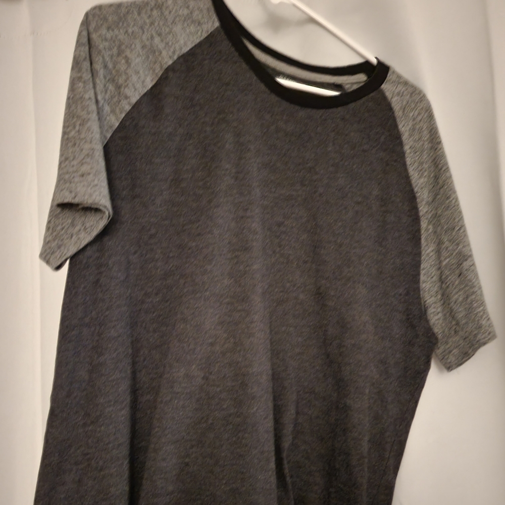 Black & gray t shirt